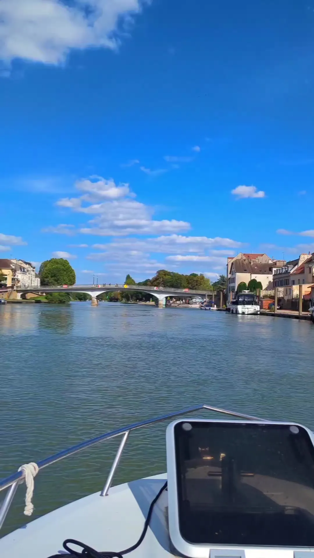 La Marne vue depuis l'avant d'un bateau, à l'approche d'un pont et d'un front de quais bordé de maisons
