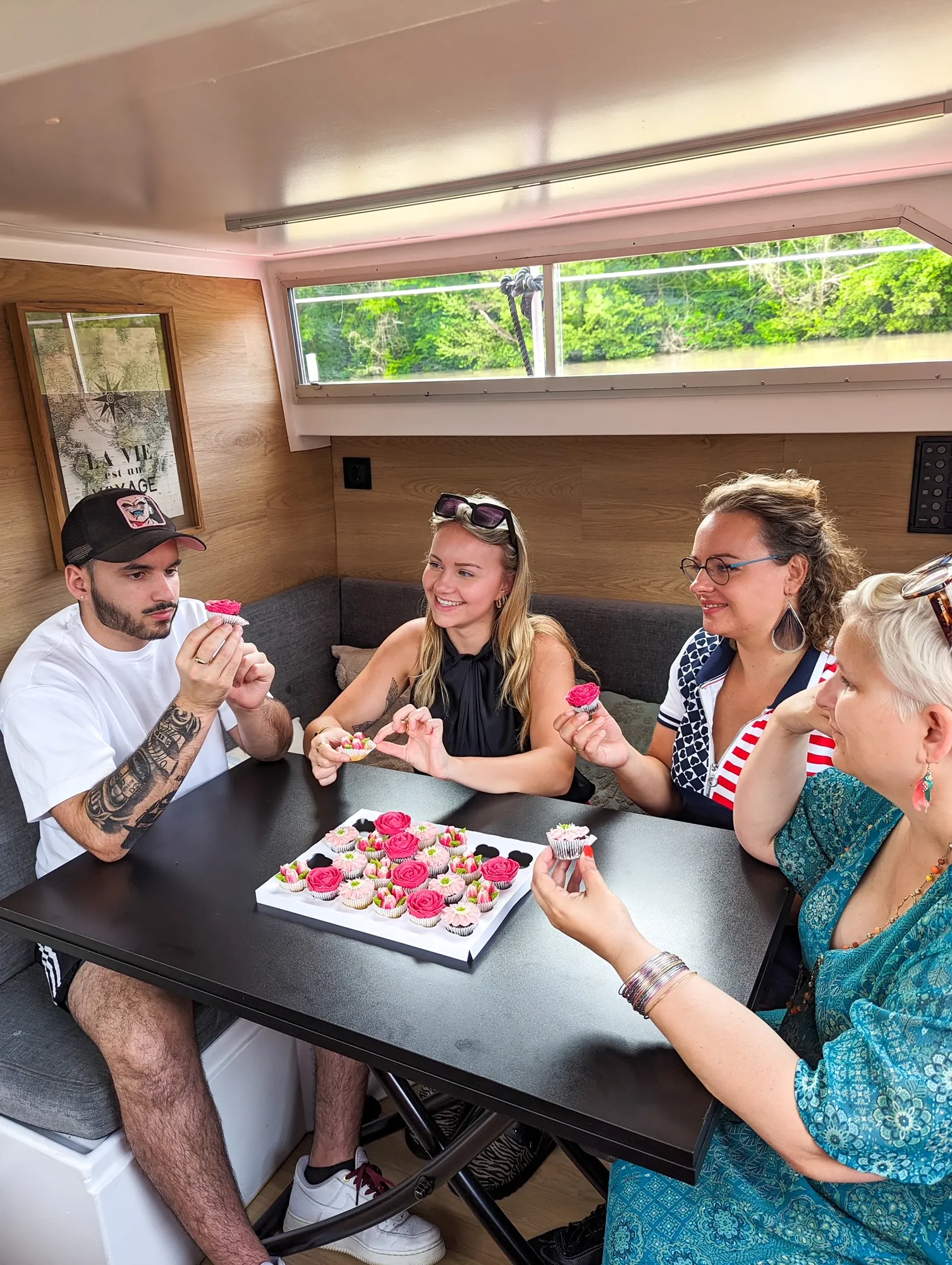 Groupe d'amies célébrant un EVJF à bord, cupcakes en main