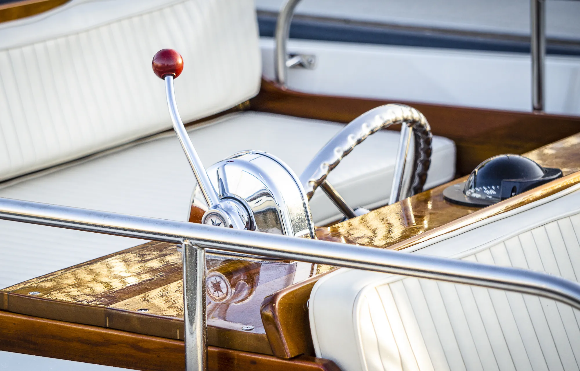 Barre et poste de pilotage en bois verni d'un bateau, avant une balade sur la Marne