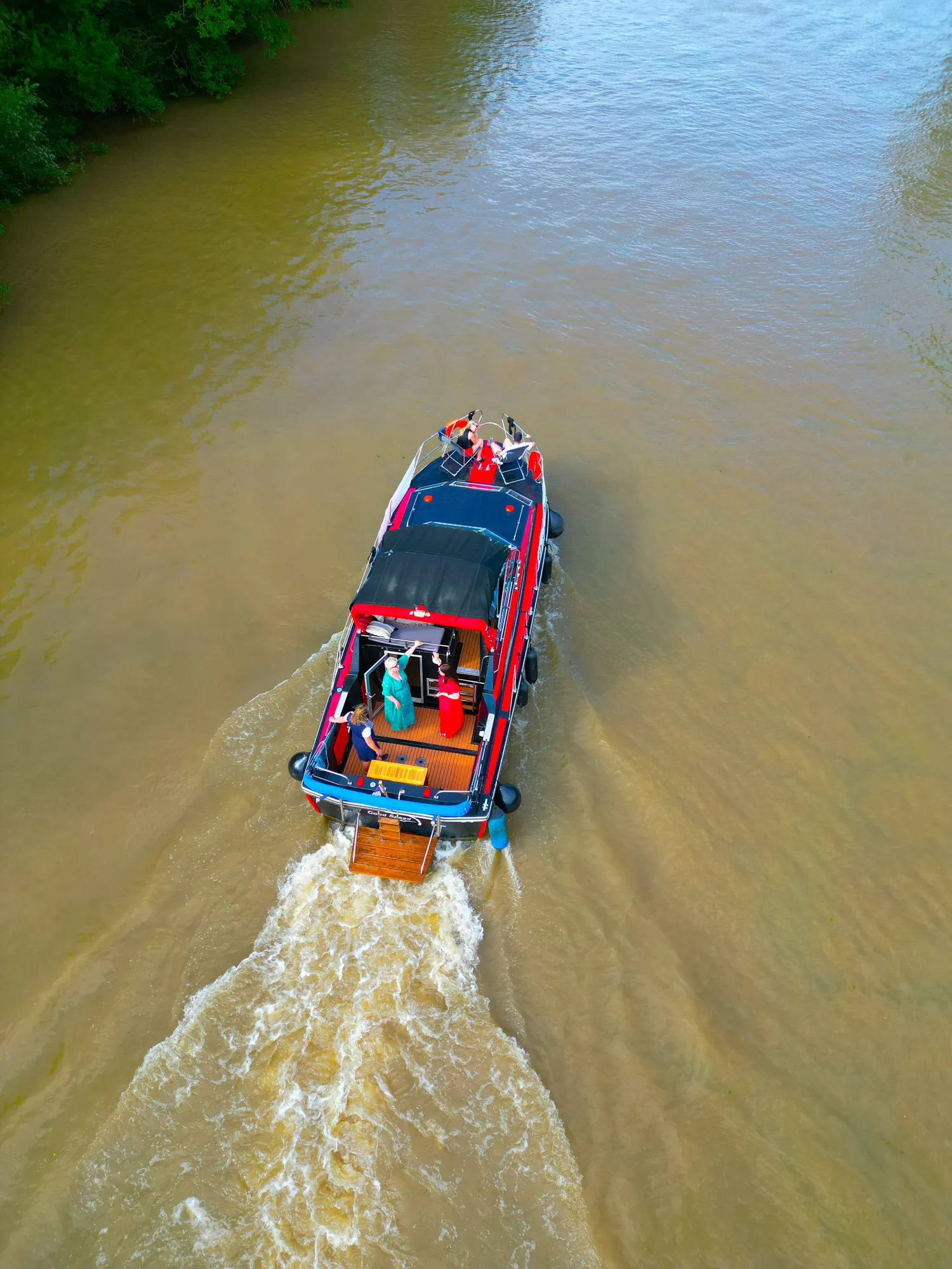 Balade en bateau sur la Marne en Seine-et-Marne, vue aérienne du Viking et de ses passagers